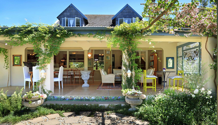 Image of Croft Courtyard dining area