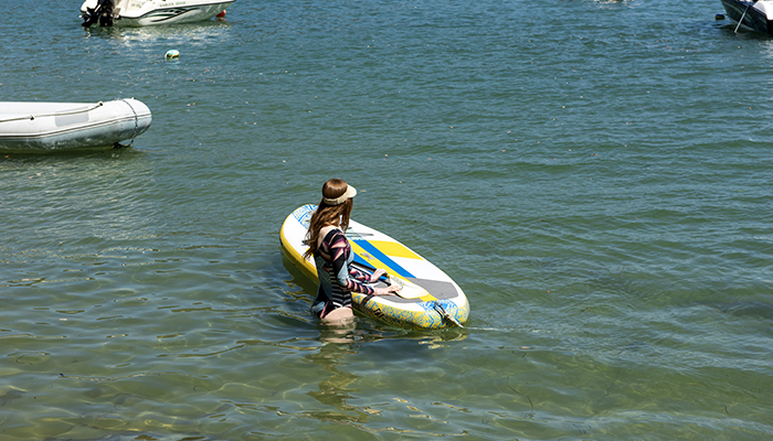 Guest with a paddle board in the Knysna Lagoon